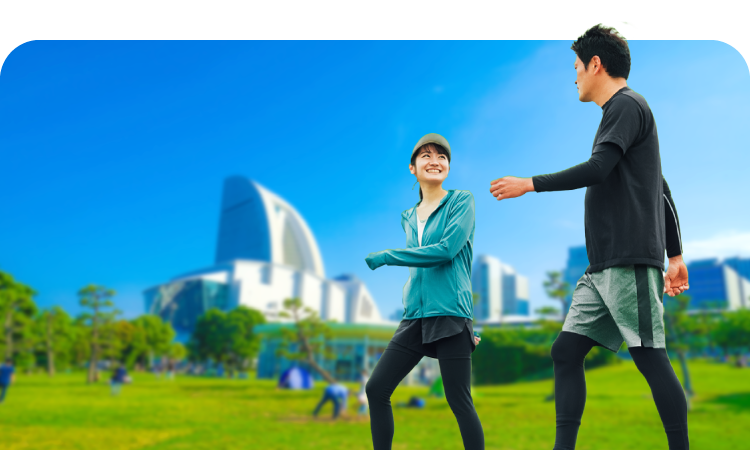 楽しくウォーキングをしているイメージ写真